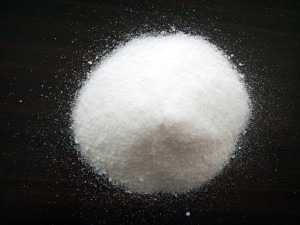      Селитры  - общее название азотнокислых солей щелочных и щелочноземельных металлов. Но если говорят одно слово – селитра (не «натриевая, не «аммиачная»), значит, имеется в виду KNO3.